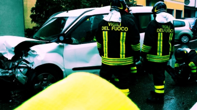 Sono stati i Vigili del Fuoco ad estrarre il giovane dalle lamiere.