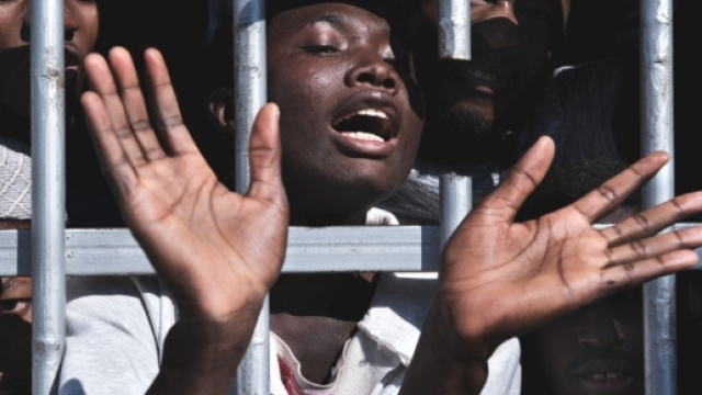 Un'immagine eloquente di un centro di detenzione libico
