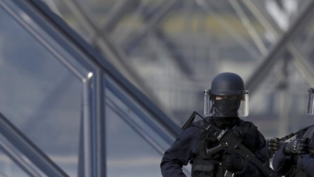 Attacco al Louvre, rimasti feriti due militari
