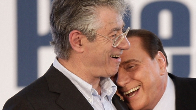 Berlusconi offre a Bossi un posto nelle liste di Forza Italia