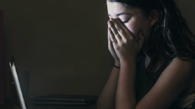 Foto senza veli diventa virale: genitori di una 16enne picchiano ragazzo