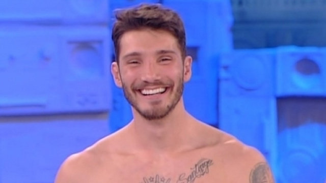 Gossip: Stefano De Martino in vacanza con il nuovo amore e un paparazzo?
