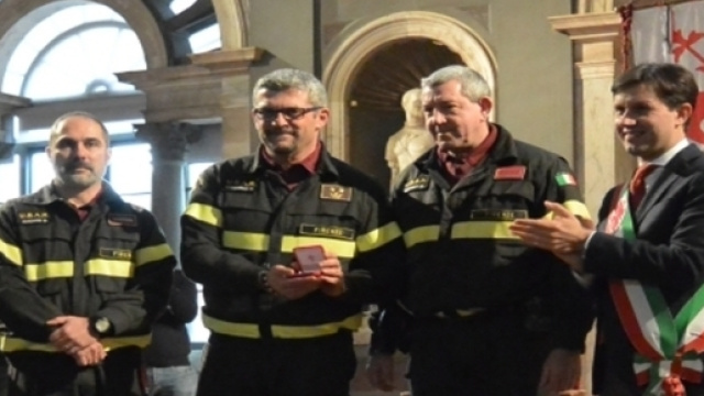 Il momento della consegna del Fiorino d'oro (Vigili del fuoco)