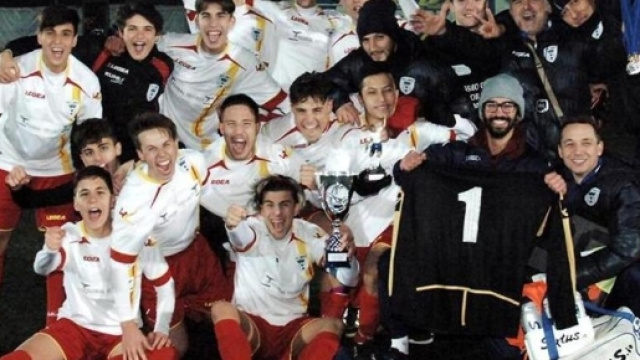 Il padre-guardalinee prende a calci l'avversario