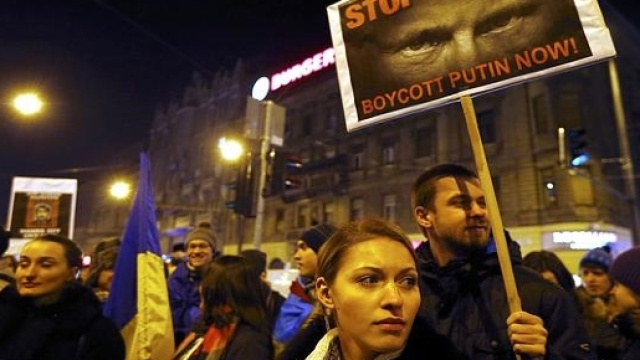 Le proteste per la visita di Putin a Budapest nel 2015