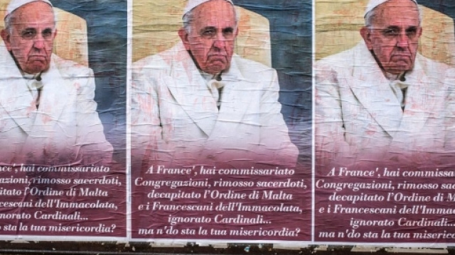 Manifesti e poster contro Papa Francesco.