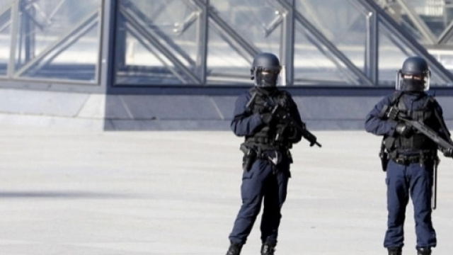 Paura al Louvre: armato di machete aggredisce militare ma viene ferito