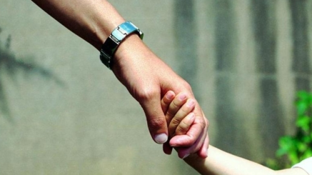 Ragusa, irretiva minori con giri in moto: pedofilo in manette