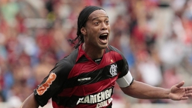 Ronaldinho shock: torna al Barcellona, ma si ritira dal calcio