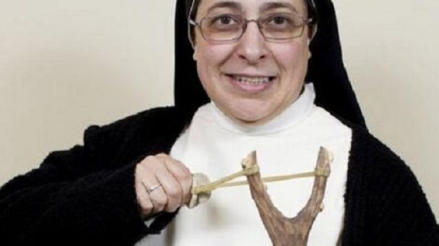 Suora mette in discussione la verginit&agrave; della Madonna