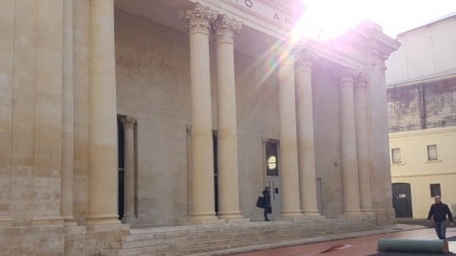 Tanta attesa per l'inaugurazione del teatro.