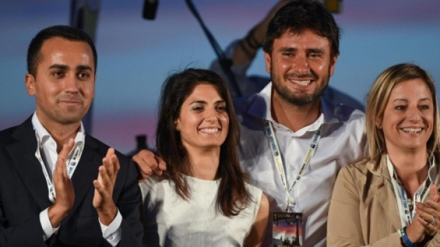 M5S fa quadrato intorno a Virginia Raggi, grande solidariet&agrave; da tutto il Movimento