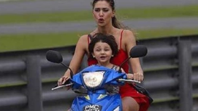 Belen Rodriguez e le sue passeggiate in scooter (senza casco)