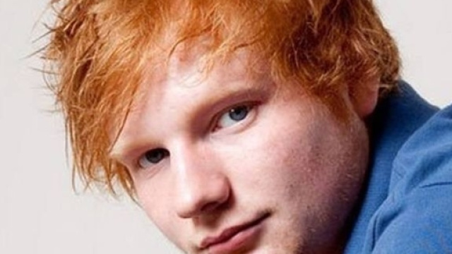 Bimba malata sorride quando ascolta la musica di Ed Sheeran