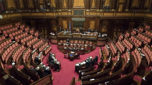 Padoan parla ad un'aula del Senato deserta. Foto repubblica.it