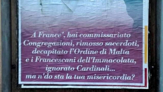 Papa Francesco Bersagli di manifesti a Roma - fonte: Ansa