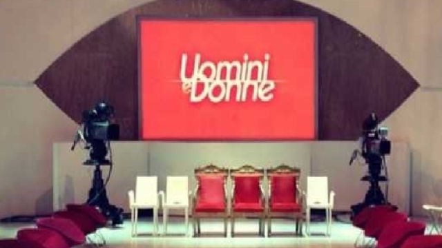 'Uomini e Donne' e 'Amici': stop alle registrazioni per circa 2 settimane.