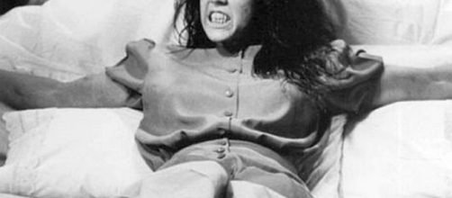 O horror come&ccedil;ou em janeiro de 1949 com um som de gotejamento; Um leve gotejar de &aacute;gua distante em algum lugar atr&aacute;s das paredes...