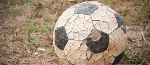 Una vieja pelota de f&uacute;tbol, un s&iacute;mbolo del juego