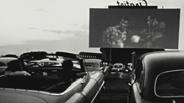 "Drive In" (1955, Michigan), scatto tratto dalla serie 'Gli Americani' di Robert Frank
