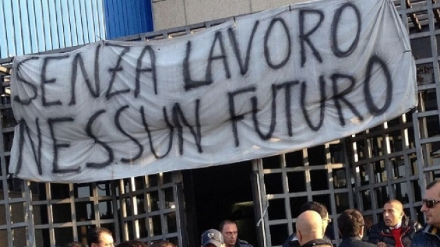 Lavoratori protestano in corteo