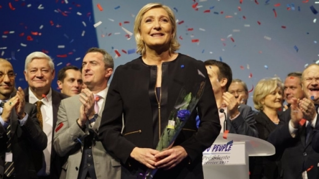 Marine Le Pen incassa gli applausi dei sostenitori dopo il primo comizio elettorale a Lione. Foto: Twitter