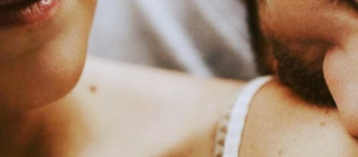 Carinhos, gentileza demonstram que ele est&aacute; a fim