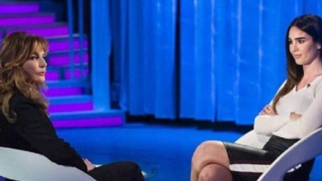 Giuliana De Sio durante l'intervista con Silvia Toffanin