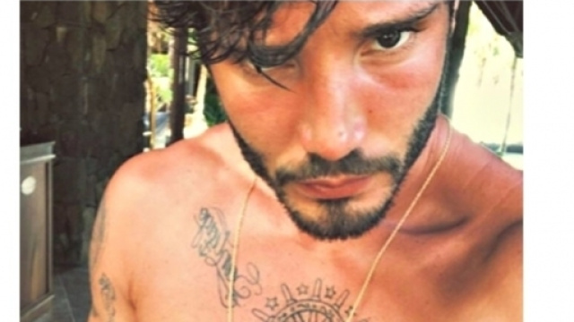 Gossip: Stefano De Martino presenta la sua compagna d'avventura alle Mauritius.