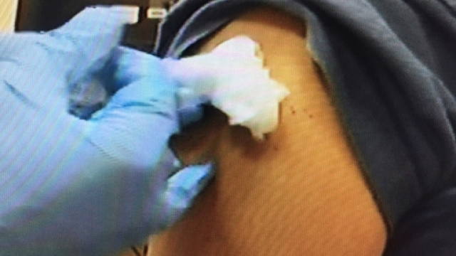 Inoculazione di un vaccino in et&agrave; adolescenziale