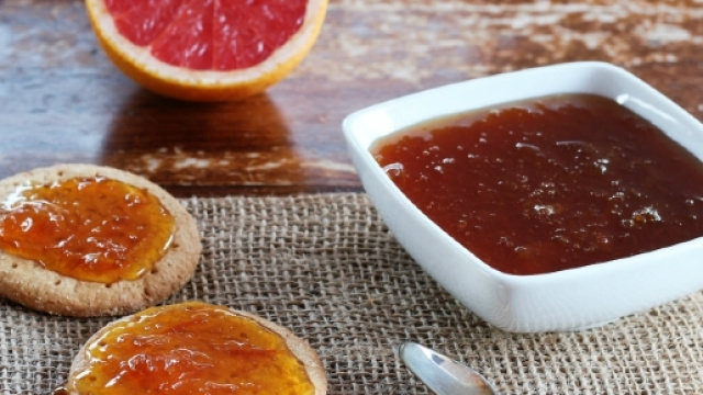 Marmellata di pompelmo rosa: gusto e qualit&agrave; in cucina.