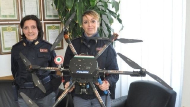 Tra le imponenti misure di sicurezze al Festival di Sanremo, per la 1 volta un drone della polizia. Foto: Ansa