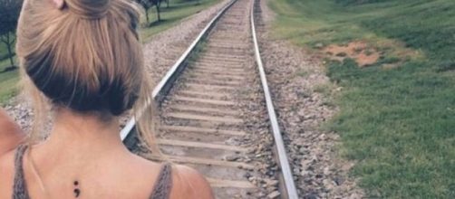 Conhe&ccedil;a o significado da tatuagem "ponto-e-v&iacute;rgula"