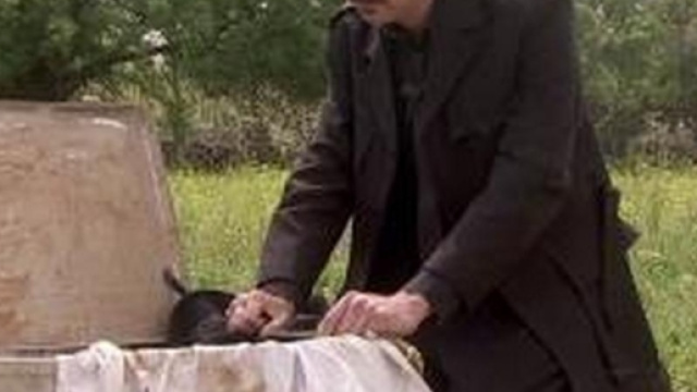 Cristobal Guarrigues sulla tomba di Salvador Castro