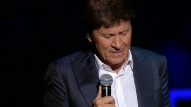 Gianni Morandi attaccato, ecco da chi.