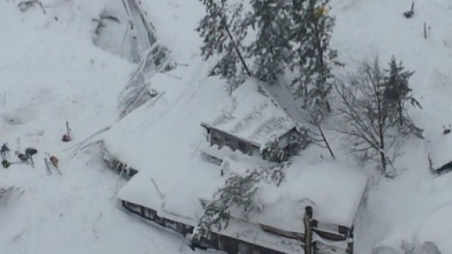 L'hotel Rigopiano seppellito dalla valanga.