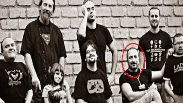 La band 'Ladri di Carrozzelle', Piero Petrullo &egrave; nel cerchio rosso