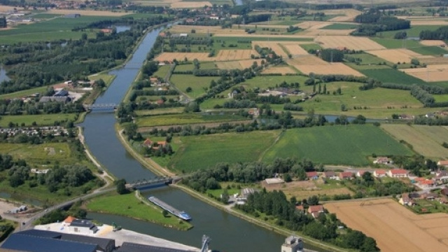 Le canal d'Aire-sur-la-Lys dans le nord