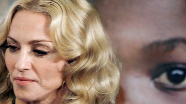 Madonna vola in Malawi per adottare 2 bimbi. Lei smentisce: un ... - lastampa.it