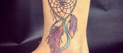 Tatuagem feminina com filtro dos sonhos