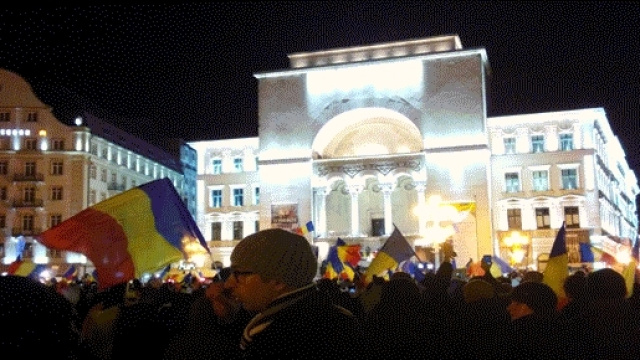 Devant l'op&eacute;ra de Timisoara, les manifestants roumains ne jettent pas l'&eacute;ponge. Et les Fran&ccedil;ais mols encaissant le Penelopegate ? (Photo E. Sur)