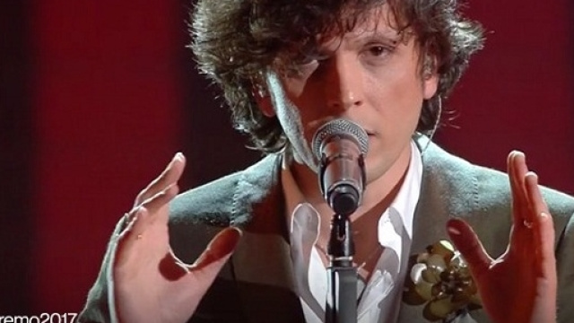 Ermal Meta, vincitore con la cover 'Amara terra mia'