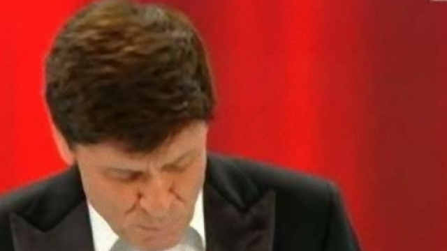 Gianni Morandi sommerso dall'affetto dei fan.