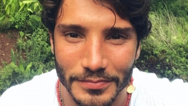 Gossip: Stefano De Martino difende Belen Rodriguez dalle offese sui social.
