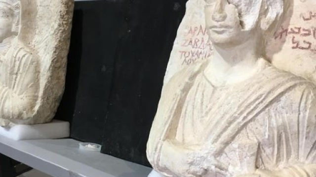 I due busti di Palmira presi a martellate dai terroristi del'Isis sono in Italia per il restauro. Foto: Ansa.