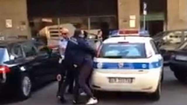 Il giovane attaccante durante la lite con i vigili urbani di Salerno