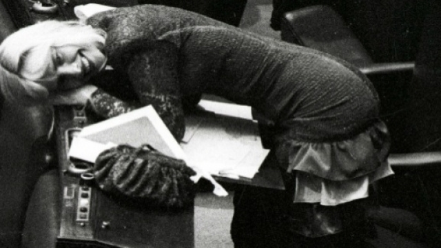 Ilona Staller, in arte Cicciolina, tra i banchi di Montecitorio