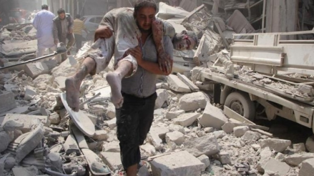 L'immagine di un precedente attacco aereo a Idlib