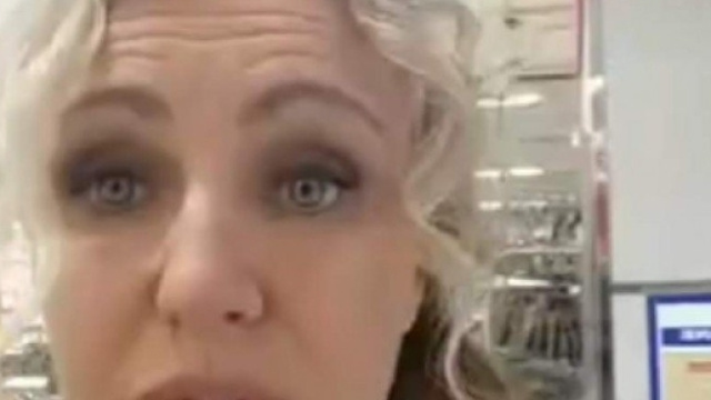 Licia Col&ograve; nota granchi vivi in una confezione sigillata.
