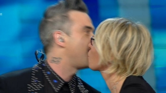 Robbie Williams bacia Maria De Filippi